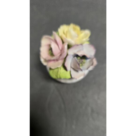 Vintage Royal Sutherland Bone China Flower Bouquet Figurine Staffordshire *chip - Picture 7 of 9